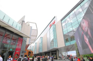 Londra İngiltere - 4 Haziran 2019: Kimliği belirsiz kişiler Westfield alışveriş merkezini ziyaret etti Londra İngiltere