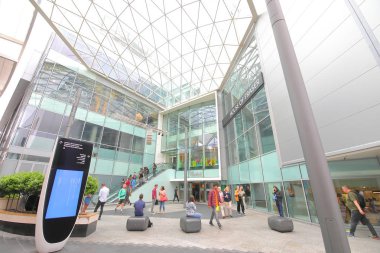 Londra İngiltere - 4 Haziran 2019: Kimliği belirsiz kişiler Westfield alışveriş merkezini ziyaret etti Londra İngiltere