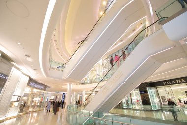 Londra İngiltere - 4 Haziran 2019: Kimliği belirsiz kişiler Westfield alışveriş merkezini ziyaret etti Londra İngiltere