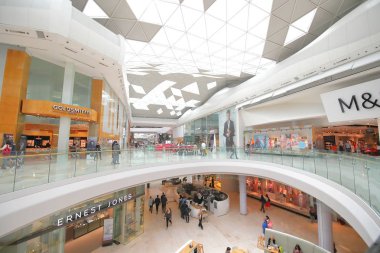 Londra İngiltere - 4 Haziran 2019: Kimliği belirsiz kişiler Westfield alışveriş merkezini ziyaret etti Londra İngiltere