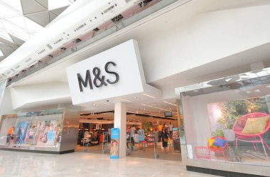 Londra İngiltere - 4 Haziran 2019: Kimliği belirsiz kişiler Marks and Spencer süpermarketi Westfield alışveriş merkezini ziyaret etti Londra İngiltere