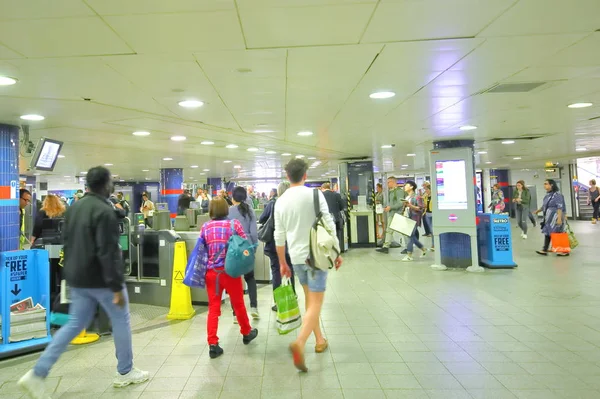 2019년 정체불명의 사람들이 옥스포드 스트리트 지하철역 영국에서 — 스톡 사진