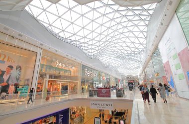 Londra İngiltere - 4 Haziran 2019: Kimliği belirsiz kişiler Westfield alışveriş merkezini ziyaret etti Londra İngiltere