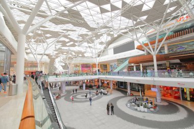 Londra İngiltere - 4 Haziran 2019: Kimliği belirsiz kişiler Westfield alışveriş merkezini ziyaret etti Londra İngiltere