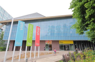 Londra İngiltere - 4 Haziran 2019: Kimliği belirsiz kişiler Design museum London Uk'i ziyaret etti
