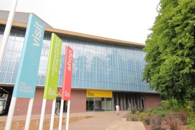 Londra İngiltere - 4 Haziran 2019: Kimliği belirsiz kişiler Design museum London Uk'i ziyaret etti