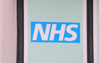 Londra İngiltere - 4 Haziran 2019: Nhs Ulusal Sağlık Servisi işareti İngiltere
