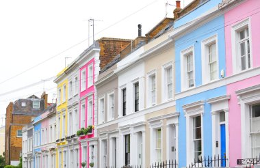 Notting Hill Caddesi, renkli şehir merkezi Londra Uk