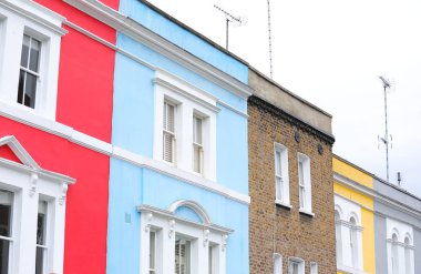 Notting Hill Caddesi, renkli şehir merkezi Londra Uk