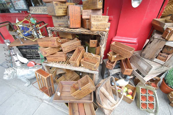 Londra İngiltere - 4 Haziran 2019: Portobello Road market antika ekran Londra İngiltere
