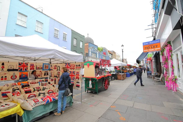 Londra İngiltere - 4 Haziran 2019: Kimliği belirsiz kişiler Londra Uk Portobello Road pazarını ziyaret etti