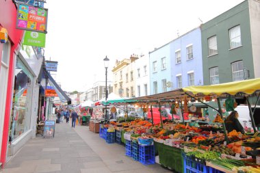 Londra İngiltere - 4 Haziran 2019: Kimliği belirsiz kişiler Londra Uk Portobello Road pazarını ziyaret etti