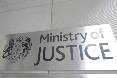 Londra İngiltere - 4 Haziran 2019: Adalet Bakanlığı ofisi İngiltere işareti
