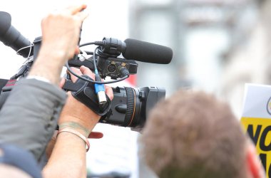 Kalabalıkta tv kamera kayıt protesto