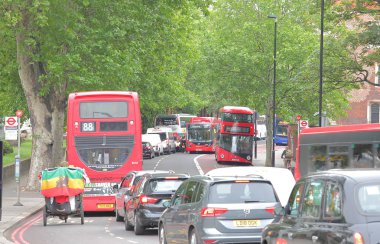 Londra İngiltere - 4 Haziran 2019: Londra İngiltere şehir merkezinde yoğun trafik sıkışıklığı