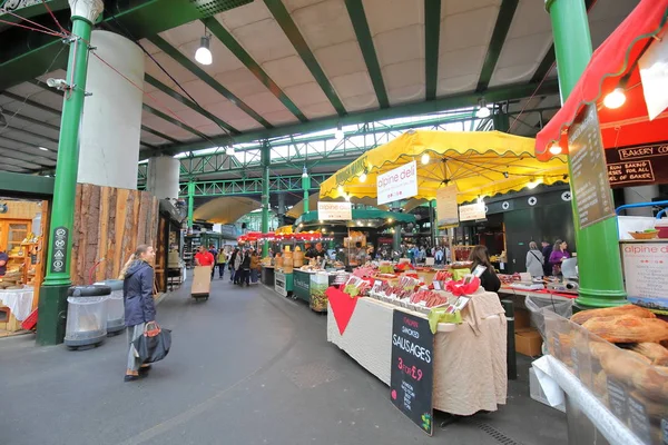 Londra İngiltere - 5 Haziran 2019: Kimliği belirsiz kişiler Borough market London Uk'i ziyaret etti