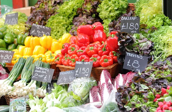 Expositor Verduras Borough Market Londres Reino Unido — Foto de Stock