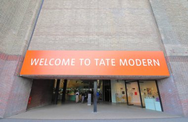 Londra İngiltere - 5 Haziran 2019: Kimliği belirsiz kişiler Tate modern müzesi London Uk'i ziyaret etti