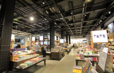 Londra İngiltere - 5 Haziran 2019: Kimliği belirsiz kişiler Tate modern müze hediyelik eşya dükkanı Londra İngiltere ziyaret