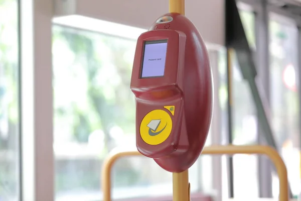 Londres Inglaterra Junho 2019 Preço Autocarro Oyster Card Touch Machine — Fotografia de Stock