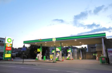 Londra İngiltere - 6 Haziran 2019: Bp benzin istasyonu Londra İngiltere