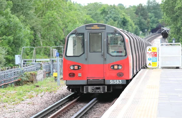 Londra İngiltere - 5 Haziran 2019: Brent Cross istasyonunda metro treni Londra İngiltere