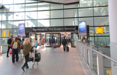 Londra İngiltere - 6 Haziran 2019: Kimliği belirsiz kişiler Heathrow havaalanı metro tren istasyonunda seyahat Londra İngiltere