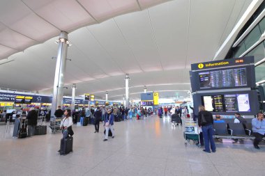 Londra İngiltere - 6 Haziran 2019: Kimliği belirsiz kişiler Heathrow havaalanı metro tren istasyonunda seyahat Londra İngiltere