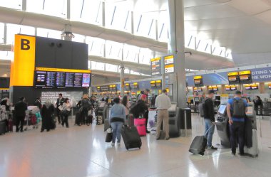 Londra İngiltere - 6 Haziran 2019: Kimliği belirsiz kişiler Heathrow havaalanı metro tren istasyonunda seyahat Londra İngiltere