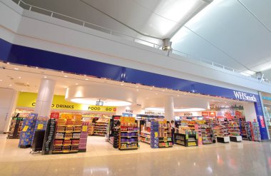 Londra İngiltere - 6 Haziran 2019: Wh Smith shop Heathrow airport London Uk'de kimliği belirsiz kişiler alışveriş ediyor