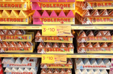 Londra İngiltere - 6 Haziran 2019: Toblerone çikolata Heathrow havaalanı Londra İngiltere'de satıldı