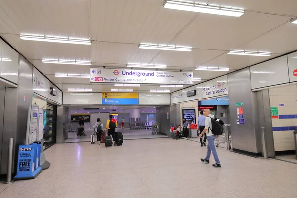 Londres Inglaterra Junio 2019 Personas Identificadas Viajan Aeropuerto Heathrow Metro —  Fotos de Stock