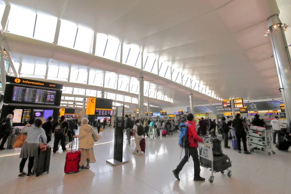 Londres Inglaterra Junio 2019 Personas Identificadas Viajan Aeropuerto Heathrow Metro — Foto de Stock