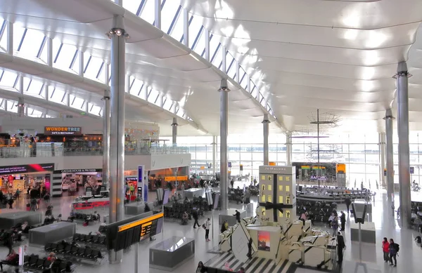 Londres Inglaterra Junio 2019 Personas Identificadas Viajan Aeropuerto Heathrow Metro —  Fotos de Stock
