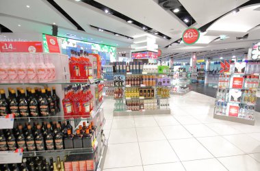 Londra İngiltere - 6 Haziran 2019: Heathrow Airport London UK'de duty free alışveriş