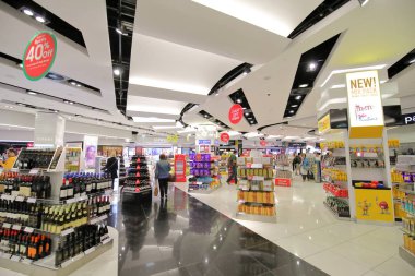 Londra İngiltere - 6 Haziran 2019: Kimliği belirsiz kişiler Duty free mağazaları Heathrow airport London Uk'i ziyaret ediyor