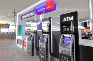 Londra İngiltere - 6 Haziran 2019: Atm nakit dağıtıcı Heathrow havaalanı Londra İngiltere