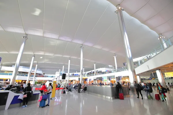 Londres Inglaterra Junio 2019 Personas Identificadas Viajan Aeropuerto Heathrow Londres —  Fotos de Stock