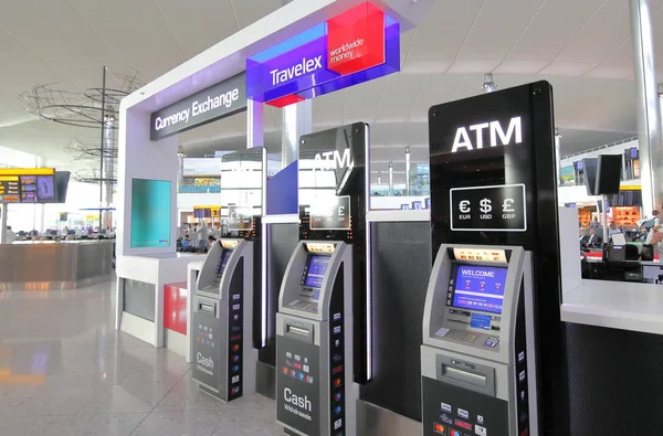 Londen Engeland Juni 2019 Geldautomaat Dispenser Heathrow Luchthaven Londen Engeland — Stockfoto