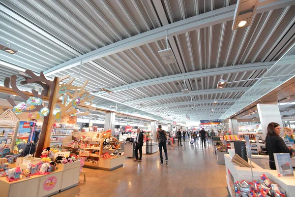 Berlijn Juni 2019 Ongeïdentificeerde Personen Reizen Berlijn Tegel Luchthaven Berlijn — Stockfoto