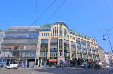 Berlin Almanya - 7 Haziran 2019: Kimliği belirsiz kişiler Die Hackeschen Hofe alışveriş merkezini ziyaret etti Berlin Almanya