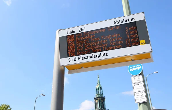 Berlin Deutschland Juni 2019 Bushaltestelle Zeigt Ankunftsfahrplan Der Berliner Innenstadt — Stockfoto