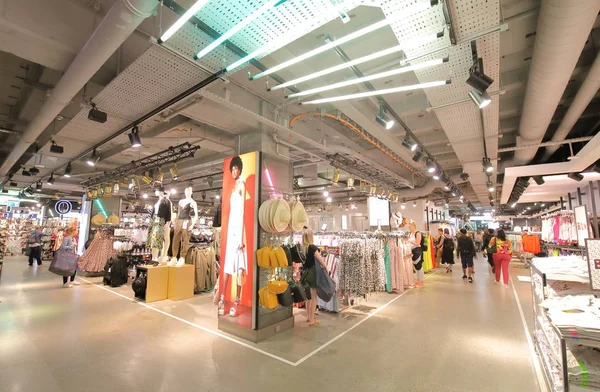 Berlijn Duitsland Juni 2019 Ongeïdentificeerde Mensen Bezoek Primark Shopping Mall — Stockfoto