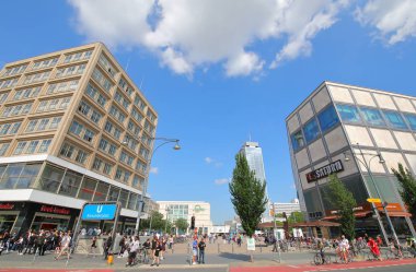 Berlin Almanya - 7 Haziran 2019: Kimliği belirsiz kişiler Alexanderplatz meydanı Berlin Almanya'yı ziyaret etti