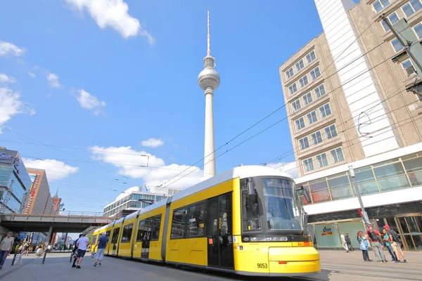Berlim Alemanha Junho 2019 Comboio Eléctrico Atravessa Alexanderplatz Square Berlin — Fotografia de Stock