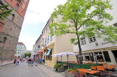 Berlin Almanya - 7 Haziran 2019: Kimliği belirsiz kişiler Berlin'deki eski binayı ve Nikolaikirche kilisesini ziyaret etti