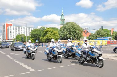 Berlin Almanya - 7 Haziran 2019: Berlin Almanya şehir merkezinde polis motosiklet devriyesi