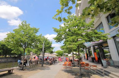 Berlin Almanya - 7 Haziran 2019: Kimliği belirsiz kişiler Spree river bank cafe restaurant Berlin Germany'de yemek yedi