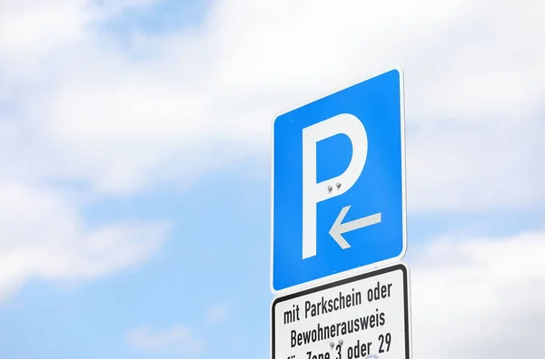 Estacionamento Carro Sinal Estrada Berlim Alemanha — Fotografia de Stock