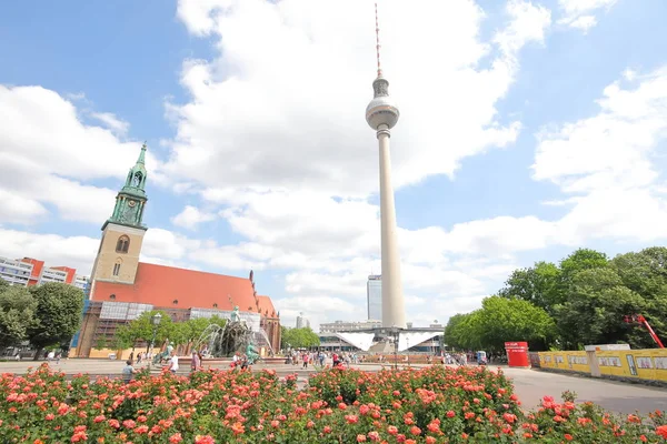 Berlim Alemanha Junho 2019 Pessoas Não Identificadas Visitam Praça Wasserkaskaden — Fotografia de Stock